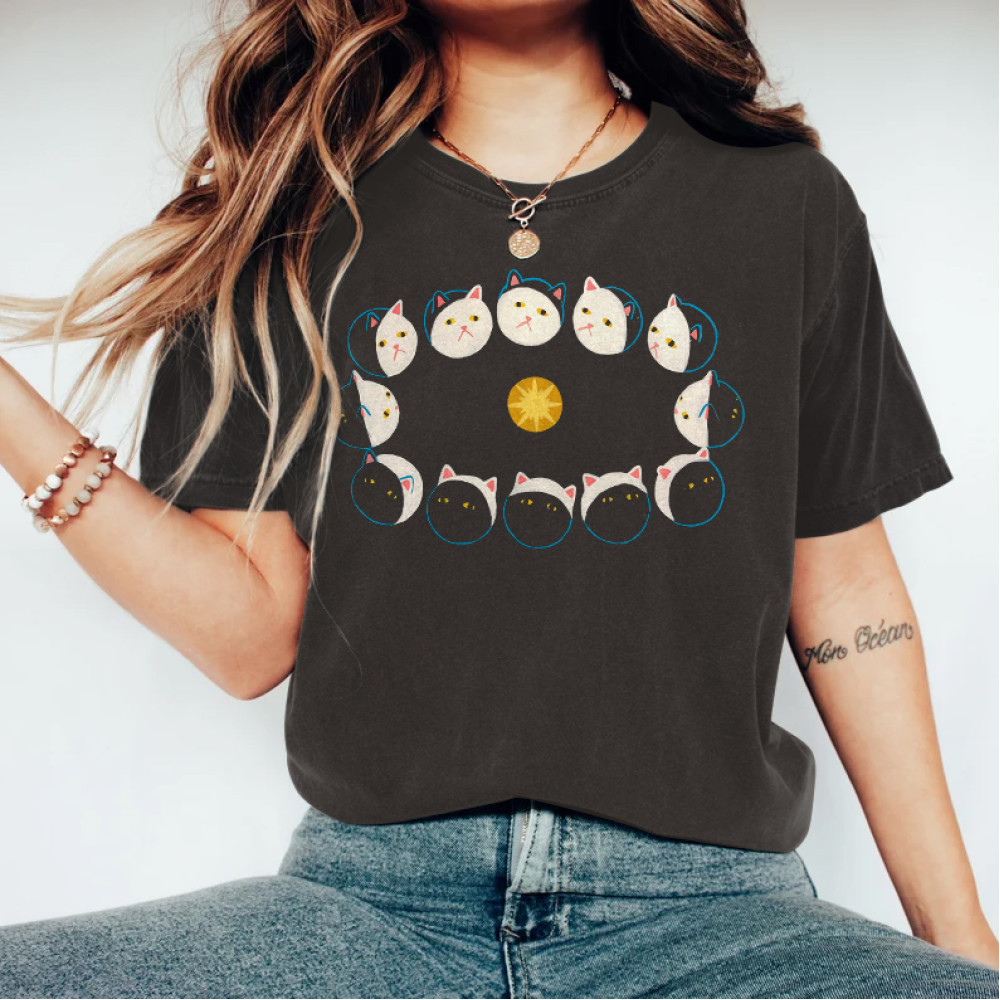 Abstract Retro Moon Eclipse Cute Cat Art T-Shirt