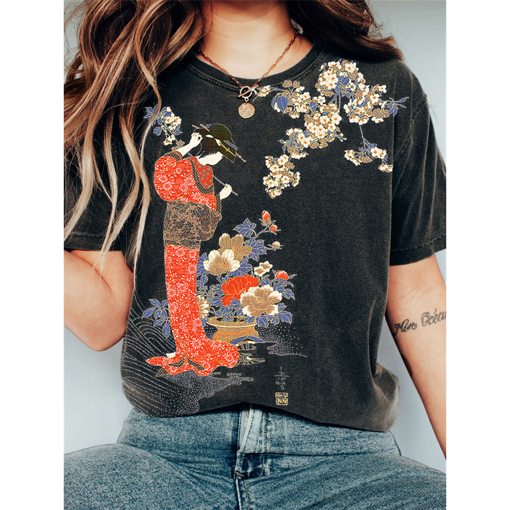 Elegant Japanese Geisha with Flowers Art Vintage T Shirt